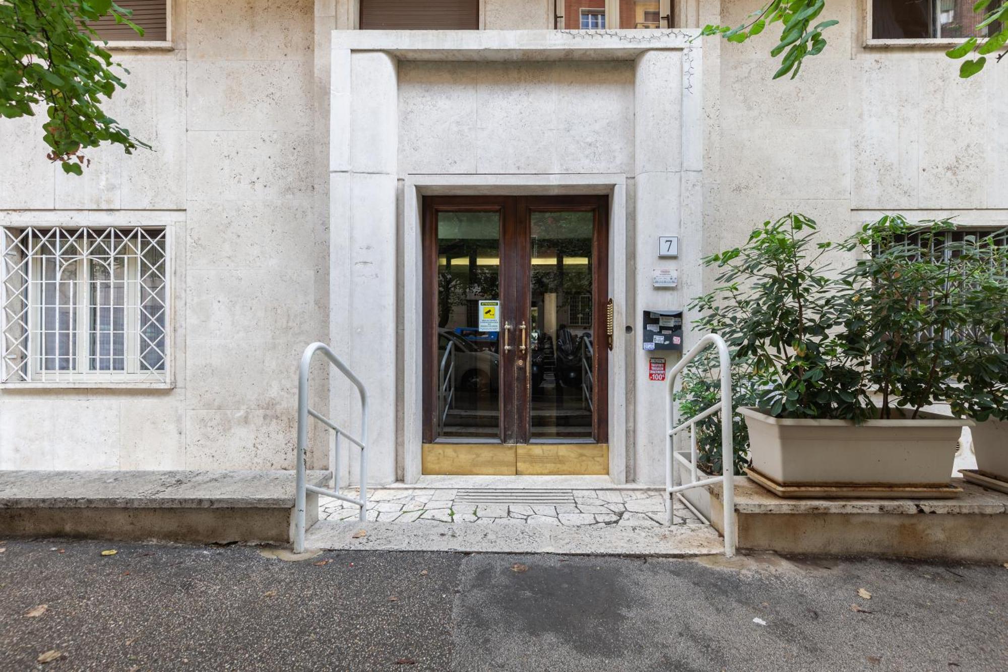 Appartamento Hostly-wood And Colors Midtown-just 7min To Colosseum